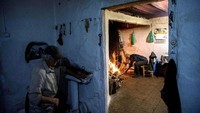 Pasangan ini tinggal di sebuah rumah seharga 1.200 euro per bulannya. Mereka memelihara kelinci dan ayam untuk daging dan telur, dan pergi ke kota terdekat untuk membeli makanan lain yang mereka masak di atas kompor butana atau api terbuka mereka. Susana Vera/Reuters.