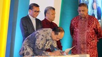 Tak tanggung-tanggung, PLN menandatangani perjanjian transaksi listrik dengan 13 investor yang berinvestasi di Sulawesi, salah satunya adalah PT Ceria Nugraha Indotama (Cerindo), perusahaan tambang yang kini tengah membangun smelter nikel di Kabupaten Kolaka, Sulawesi Tenggara. Foto: dok. PLN