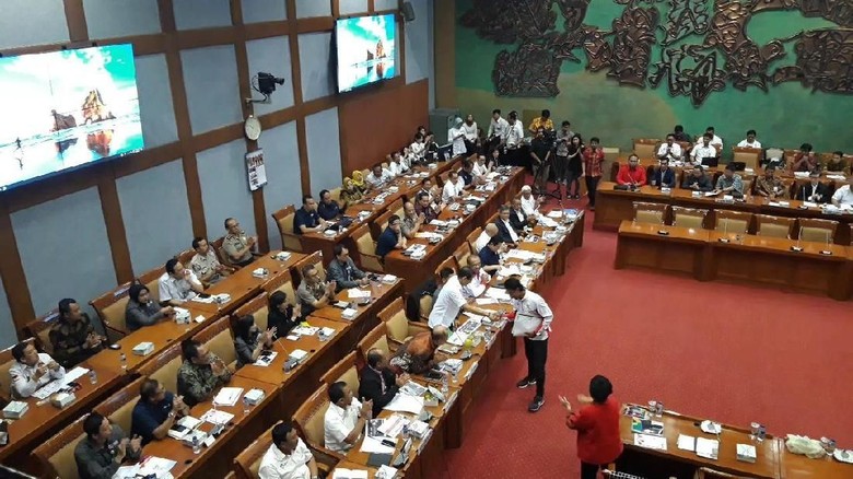 Bertemu di Rapat Komisi X DPR, Zohri Cium Tangan Sandiaga Bertemu di Rapat Komisi X DPR, Zohri Cium Tangan Sandiaga