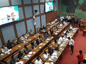 Bertemu di Rapat Komisi X DPR, Zohri Cium Tangan Sandiaga