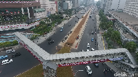 Jembatan penyeberangan orang (JPO) di Bundaran HI, Jakarta Pusat bakal dirobohkan dan diganti pelican crossing.