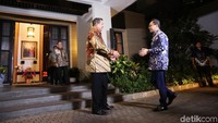 Ketum Partai Demokrat Susilo Bambang Yudhoyono (SBY) menyambut kedatangan Ketum PAN Zulkifli Hasan di kediamannya Mega Kuningan, Jakarta Selatan, Rabu (27/7/2018) malam.