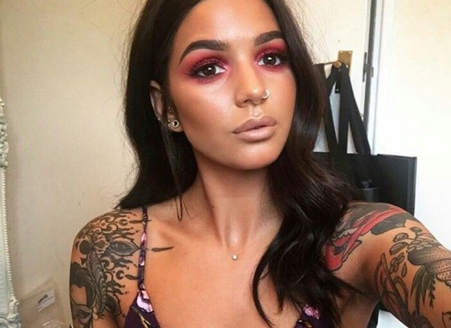 Wanita yang berprofesi sebagai terapis alis itu sangat bangga dengan seni tato yang menghiasi tubuhnya. Ia yakin bahwa tato-tato di tubuhnya adalah fitur terbaik yang ia miliku. Foto: instagram (@daryllleee)