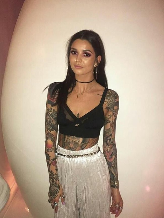 Tato-tato Darylle ada di sepanjang kedua lengannya. Darylle kerap menunjukkan tatonya dari balik busana seksinya. Foto: instagram (@daryllleee)
