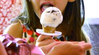 Yummy! Suri lagi menikmati makanan favorit semua anak-anak, es krim. Slurrrp, lidahnya asyik melahap es krim cone ini. Foto: instagram @suricruise.official