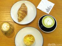 Simetri: Nyantai Sore Ditemani Cappuccino dan Quiche Daging Keju di Kafe Cozy