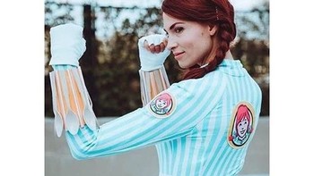 Kostum yang diberi nama Wendys Widow ini adalah ciptaan cosplayer Christine Knobel. Ia menggabungkan karakter Black Widow dari serial film The Avengers dan maskot fast food Wendys lengkap dengan frosty coklat. Foto: Instagram @McVengers