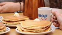 Justin juga sering membeli pancake di IHOP. Saat National Pancake Day beberapa tahun lalu saja ia pernah makan pancake di sana bersama Selena Gomez, Kendall Jenner, dan adiknya, Jazmyn. Foto: Istimewa
