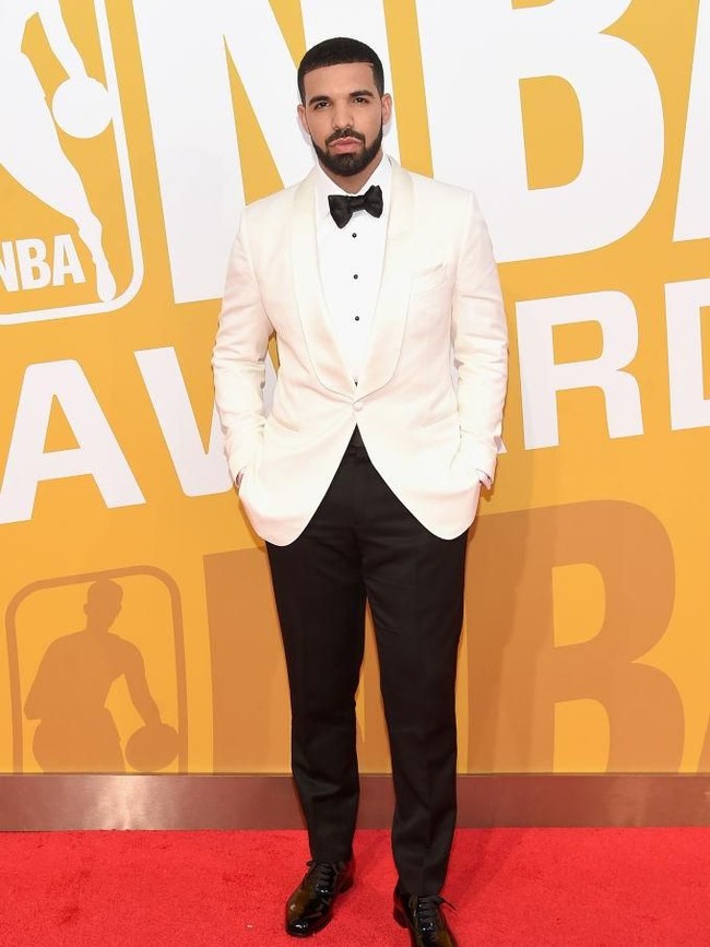 Media sosial tengah ramai oleh unggahan In My Feelings Challenge. Adalah Drake, rapper yang menciptakan lagu tersebut. Selain talentanya di bidang musik, rapper yang satu ini juga dikenal berkat selera gayanya yang urban tapi juga berkelas. Tengok saja gaya dandy-nya dengan jas berdasi kupu-kupu di karpet merah NBA Awards 2017. (Foto: Getty Images)