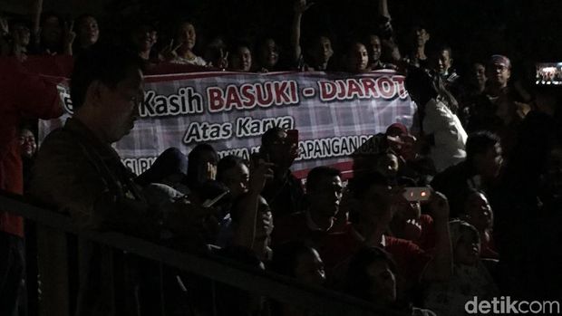 Spanduk Basuki-Djarot saat Anies meresmikan revitalisasi Lapangan Banteng
