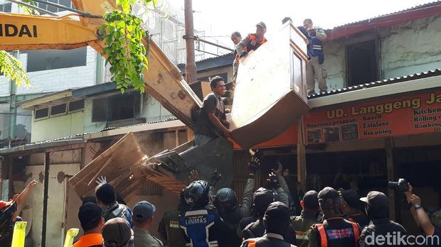 Gunakan Ruang Milik Jalan, 11 Bangunan di Jalan Semarang Dibongkar