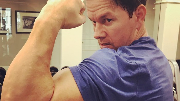 Bukan ke Gym, Aktor Mark Wahlberg Olahraga dengan Dorong Anak-Istri
