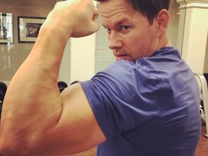 Bukan ke Gym, Aktor Mark Wahlberg Olahraga dengan Dorong Anak-Istri
