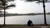 Sepasang kekasih menikmati suasana Waduk Ria Rio.