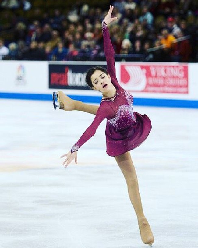  Evgenia Medvedeva ternyata merupakan fans EXO. Dia termasuk orang yang beruntung mendapat album bertandangan boyband Korea tersebut Foto: Instagram