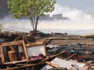 Gelombang Tinggi Palabuhanratu, Warung Rusak dan Perahu Hilang