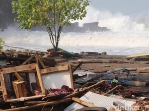 Gelombang Tinggi Palabuhanratu, Warung Rusak dan Perahu Hilang