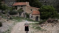 Selama lebih dari 30 tahun, Juan Martin Colomer dan istrinya Sinforosa Sancho telah tinggal sendirian di sebuah desa di dataran tinggi timur Spanyol yang dulunya memiliki lebih dari 200 jiwa. Susana Vera/Reuters.