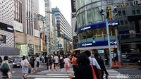Warga melintasi pelican crossing di Ginza. Foto: Niken Purnamasari/ detikcom