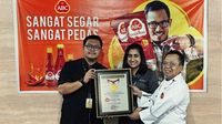 Andre Purwandono (Manajer MURI): Perwakilan MURI, Ankita Thakur: Marketing Manager Kraft Heinz ABC, Sartono: Pemilik Warung Abang Adek (Foto: Heinz ABC)