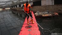 Selain bau, air di Kali Sentiong juga berwarna hitam. Petugas pun terus berusaha menjernishakn air kali. Agung Pambudhy/detikcom.
