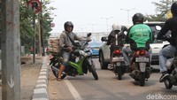 Para pengendara ini ketakutan melihat petugas yang sedang melaksanakan razia.