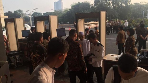  Semua jemaah yang mengikuti pengajian akbar DMI harus melewati alat metal detector yang berada di depan pintu masuk masjid.