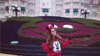 Masih di Paris, dia tampak kegirangan saat mampir di Disneyland Paris (iamyanetgarcia/Instagram)