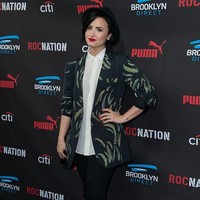 Saat Demi Lovato mencoba mengeksplor sisi maskulinnya dengan oversized blazer dan sepatu formal. (Foto: Getty Images)