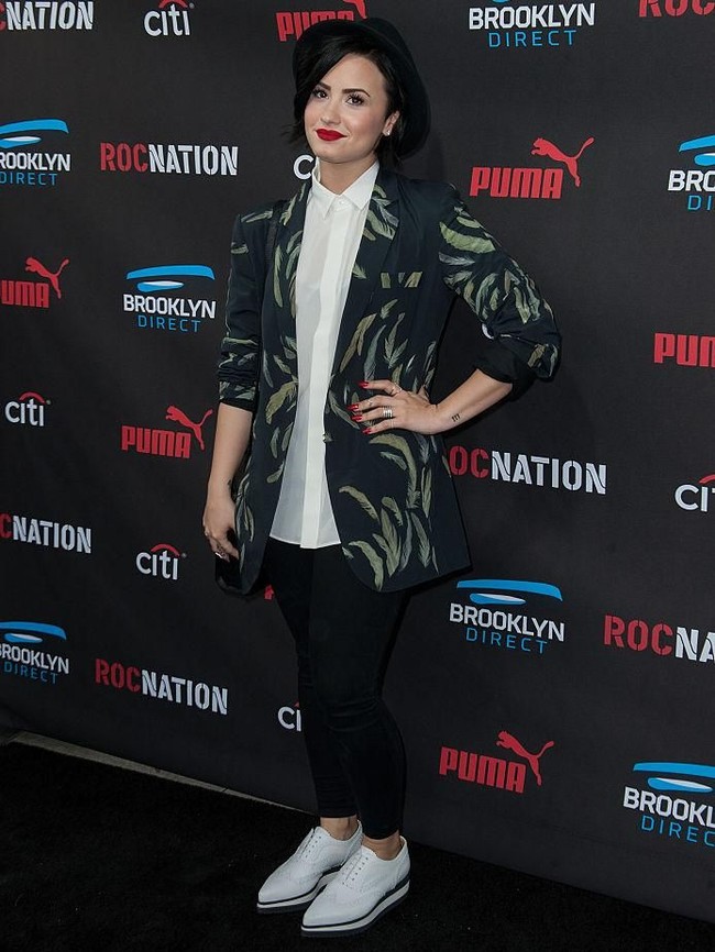 Saat Demi Lovato mencoba mengeksplor sisi maskulinnya dengan oversized blazer dan sepatu formal. (Foto: Getty Images)