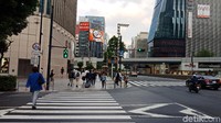Di wilayah Ginza, Jepang, warga begitu menaati aturan saat menggunakan pelican crossing. Foto: Niken Purnamasari/ detikcom