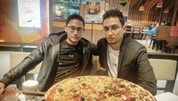 Disela-sela kesibukannya mengelola bisnisnya, Ferri senang ngopi ditemani pizza berukuran besar. Wah, jadi bikin lapar! Foto: Instagram @ferriuno