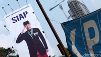 Baliho tersebut bergambar Agus Harimurti Yudhoyono tengah berpose hormat.