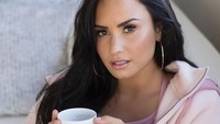 Musisi yang lahir pada 20 Agustus 1992 ini terlihat sangat anggun saat akan menyesap secangkir kopi ini. Ia juga mengaku sangat senang mengenakan jaket pinknya itu.Foto: Instagram ddlovato