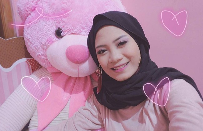 Di kesehariannya, Diananda sering memakai hijab segi empat polos yang dipakai dengan simpel. Warna-warna monokrom dan netral menjadi favoritnya. Foto: Instagram/Dianandach