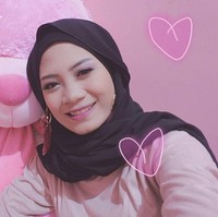 Di kesehariannya, Diananda sering memakai hijab segi empat polos yang dipakai dengan simpel. Warna-warna monokrom dan netral menjadi favoritnya. Foto: Instagram/Dianandach