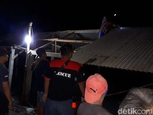 Warung-warung di Pantai Bantul Rusak Diterjang Gelombang Tinggi