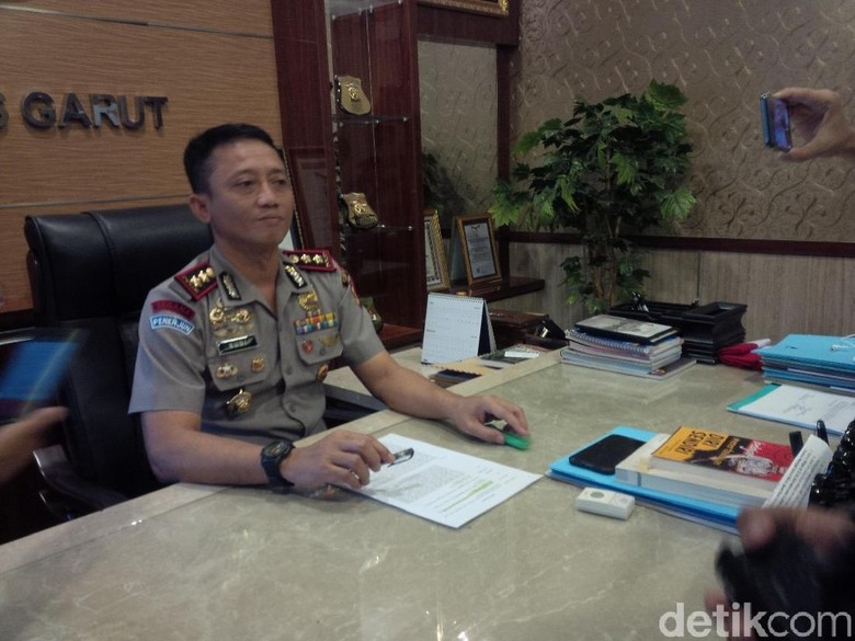Polres Garut Amankan Guru yang Diduga Mengajak Ngebom KPU Pusat Polres Garut Amankan Guru yang Diduga Mengajak Ngebom KPU Pusat