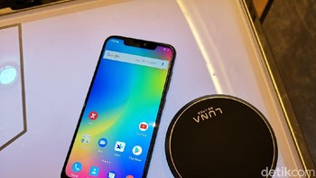 Selain AR Emoji, Luna X Prime juga mengemban fitur wireless charging, fitur yang jarang sekali ditemukan di segmen smartphone menengah, lanjutnya. Foto: Muhammad Alif Goenawan/detikINET
