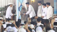 Acara pengajian akbar DMI dibuka dengan penampilan musik hadroh. Jemaah terlihat sudah memenuhi ruang utama Masjid Istiqlal, Jakarta Pusat.