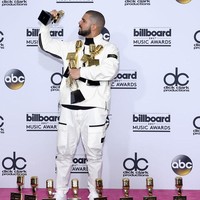 Setelan bergaya sporty futuristik menemani kemenangan Drake di ajang Billboard Music Awards 2017. (Foto: Getty Images)