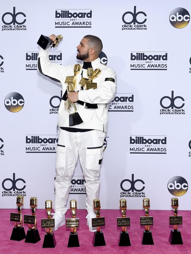 Setelan bergaya sporty futuristik menemani kemenangan Drake di ajang Billboard Music Awards 2017. (Foto: Getty Images)