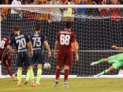 Liverpool akhirnya tampil sebagai pemenang dengan skor 2-1 usai Sadio Mane membuat gol lewat titik putih di menit ke-94. (Adam Hunger/REUTERS)
