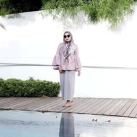Tren hijab segi empat motif atau pattern scarf juga membuat gaya hijab ikan bawal kembali jadi tren. Beragam motif cantik membuat gaya hijab ikan bawal jadi elegan. Foto: Instagram/Suciutami