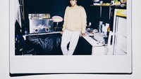 Sebelum terjun ke dunia akting, Adnan lebih dulu memulai karirnya sebagai model. Berpose di dapur saja sudah keren, ya? Foto: Instagram @danieladnan