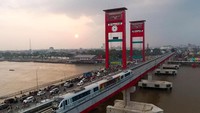 Rangkaian kereta LRT ini akan mulai beroperasi penuh jelang Pelaksanaan Asian Games 2018 pada Agustus mendatang. Rangkaian LRT ini pun memiliki rute yang melintasi Sungai Musi, Palembang. Sehingga penumpang dapat menyaksikan keindahan Sungai Musi dari atas kereta. Antara Foto/Nova Wahyudi.