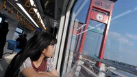 Warga menikmati perjalanan dengan Light Rail Transit (LRT) atau Kereta Api Ringan di Palembang,Sumsel, Rabu (25/7/2018). Antara Foto/Feny Selly.