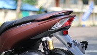Lampu belakang dan sein Yamaha Lexi masih bohlam, tapi Lexi punya suspensi belakang sub-tank. Foto: Dok Yamaha