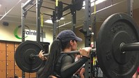 Ingin squat? Lihat bagaimana cara Jessica melakukannya. Foto: instagram/jessicaarevalo_
