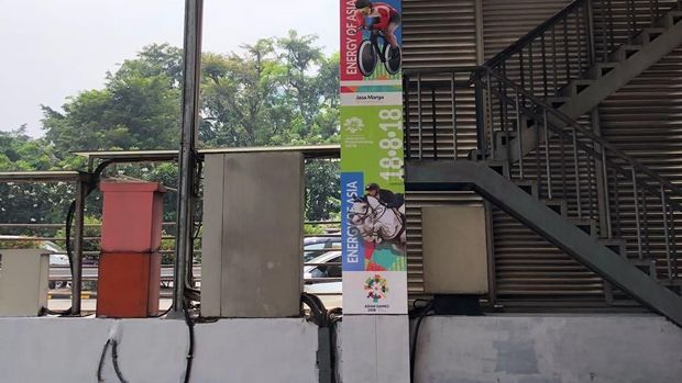 Dinding di gerbang tol dihias branding Asian Games